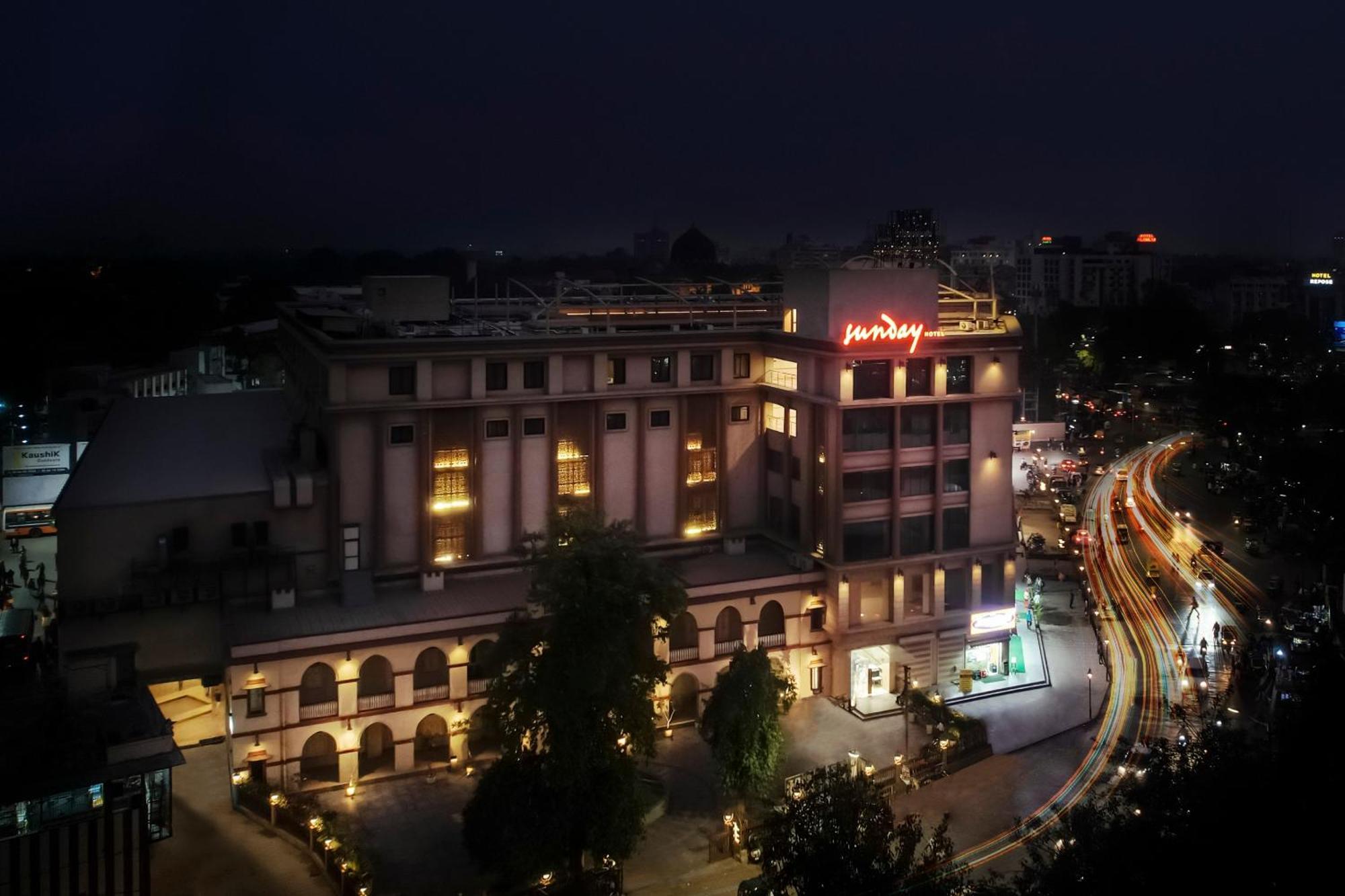 Sunday Hotel Vadodara Extérieur photo